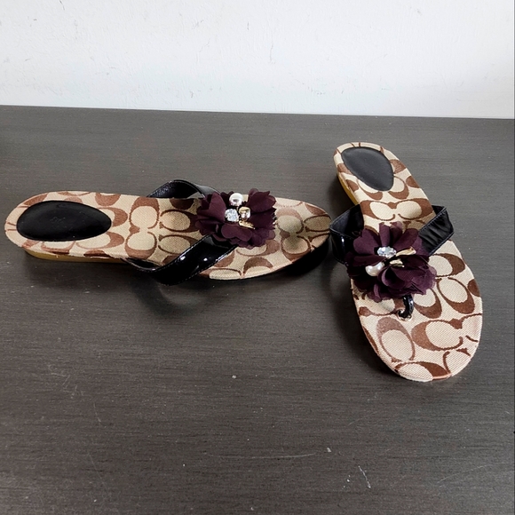 Coach Serenity Floral Charms Bling Patent Leather Flipflops Sandals Sz 7M NWOB - Picture 1 of 8